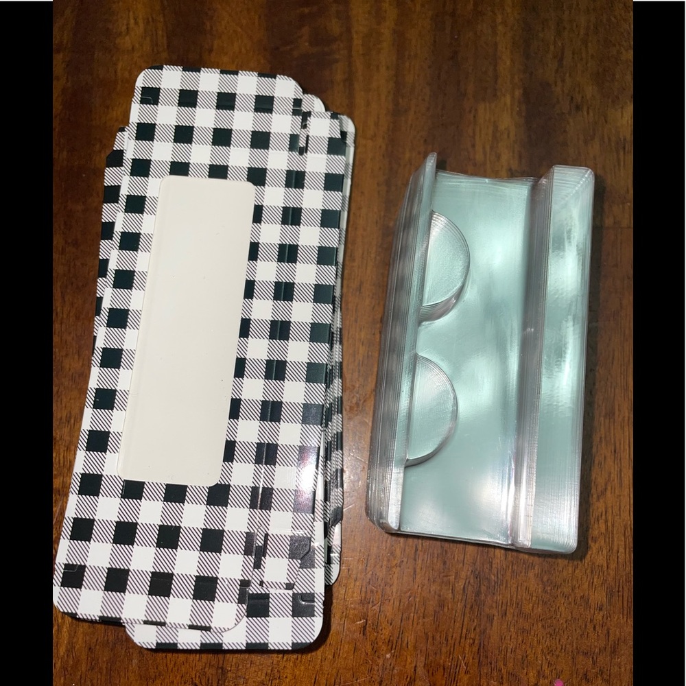 Eyelash containers